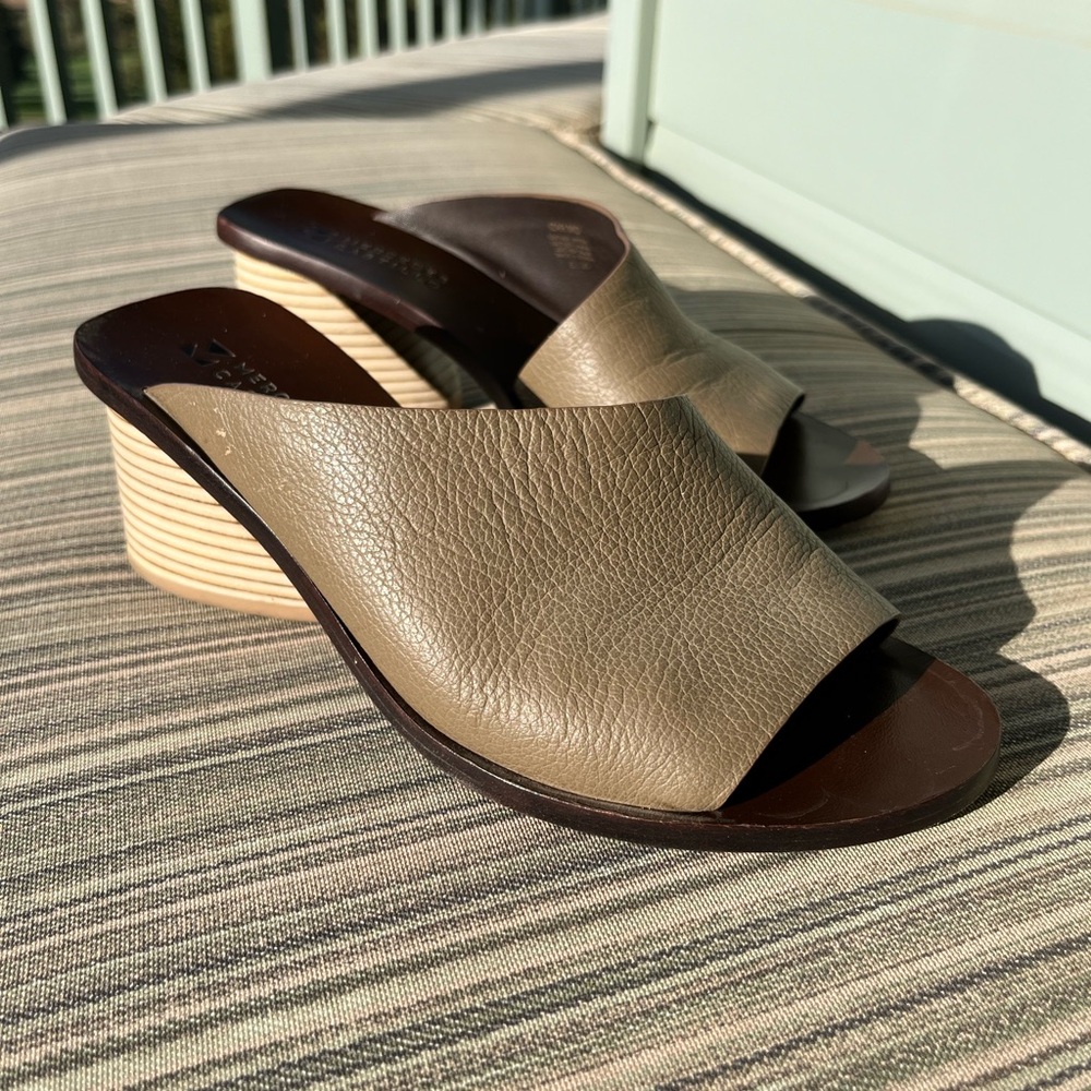 Mercedes Castillo Izar taupe pebble